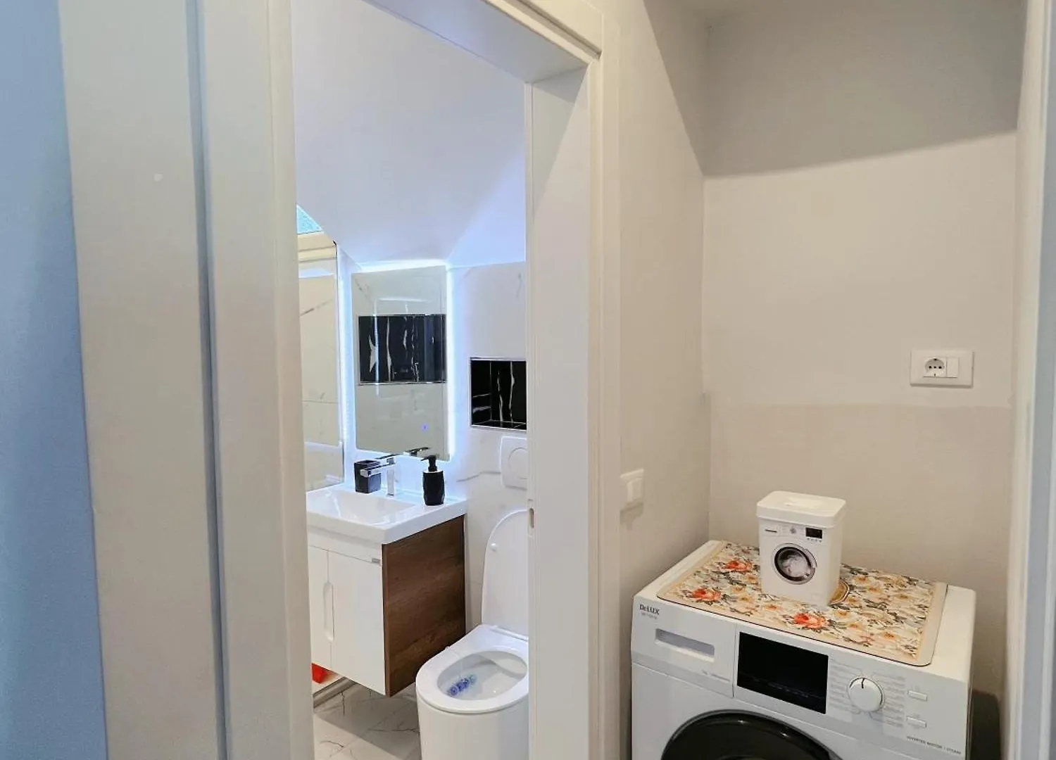 White And Cozy Apartment Vlorë